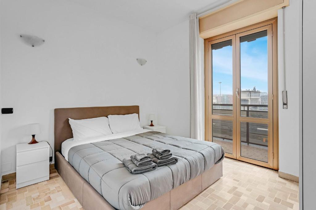 een slaapkamer met een groot bed en een groot raam bij CAV9 - Large Apartment with Panoramic VIEW - in Milaan