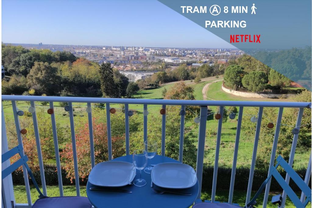 a balcony with a table and chairs and a view at Le panoramique - Parking, Tram A, Netflix in Cenon