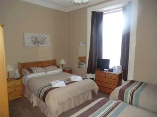 Postel nebo postele na pokoji v ubytování Heidl Guest House partner with Grampian Hotel