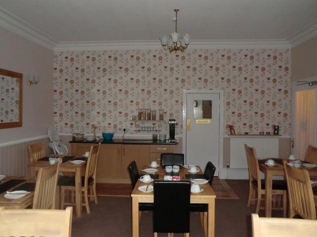 Příslušenství pro přípravu čaje a kávy v ubytování Heidl Guest House partner with Grampian Hotel