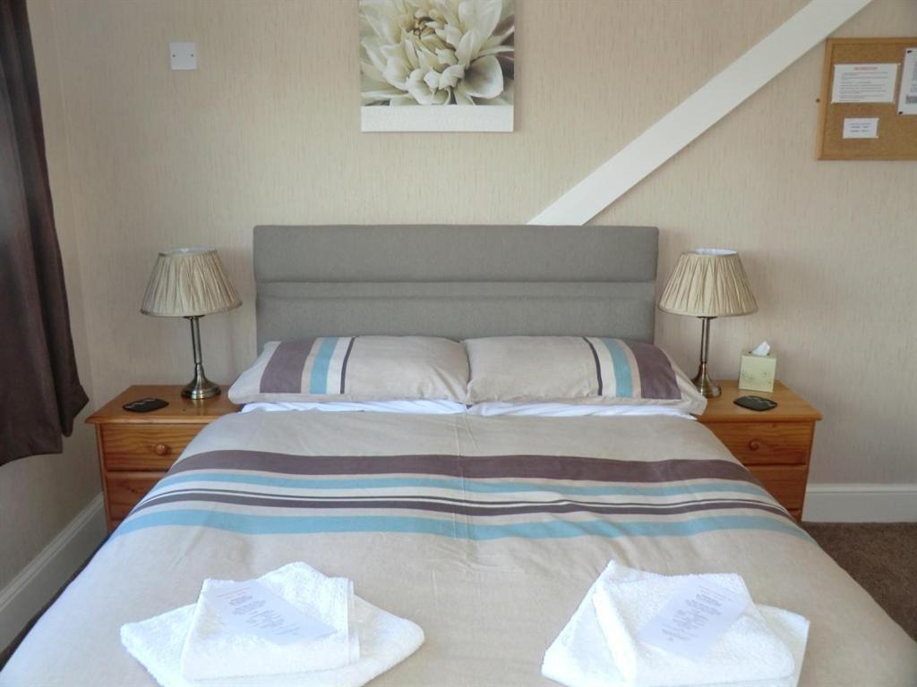 Postel nebo postele na pokoji v ubytování Heidl Guest House partner with Grampian Hotel