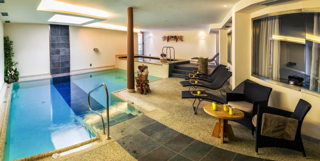 Bazén v ubytování Bio Hotel Brusago Vital & Wellness nebo v jeho okolí