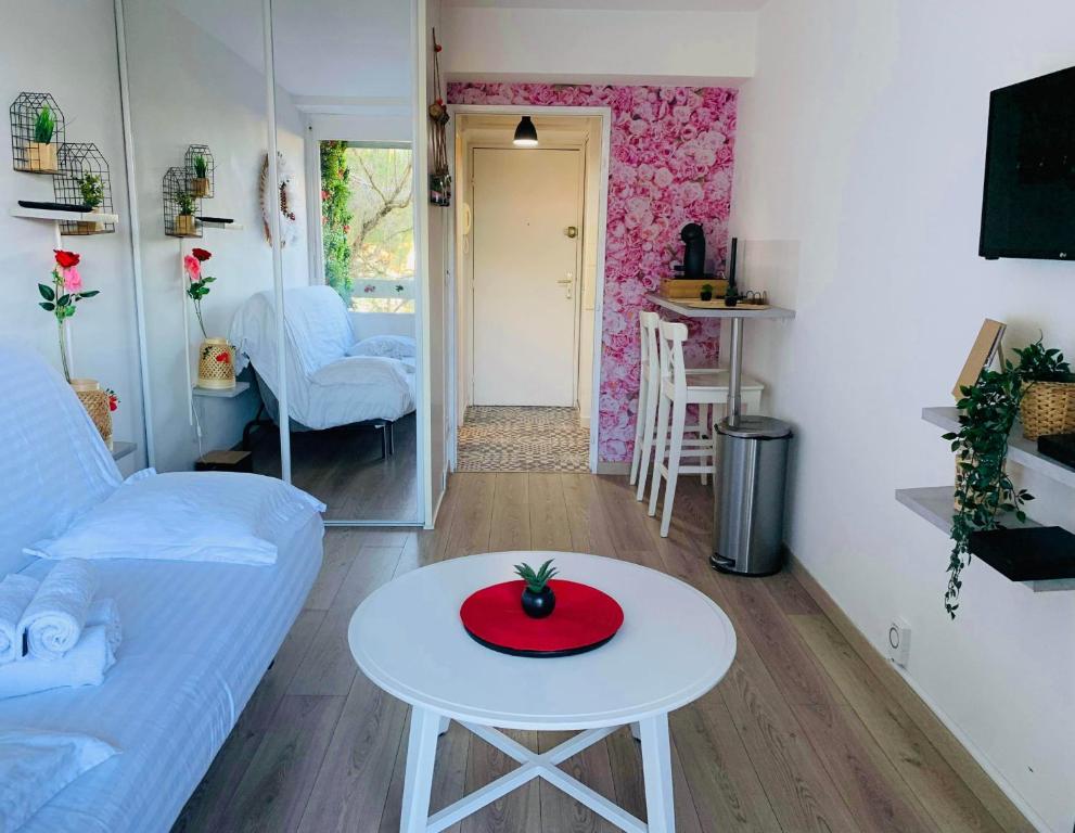 Rue Du Pré Aux Clercs 34090 Montpellier www.booking.com