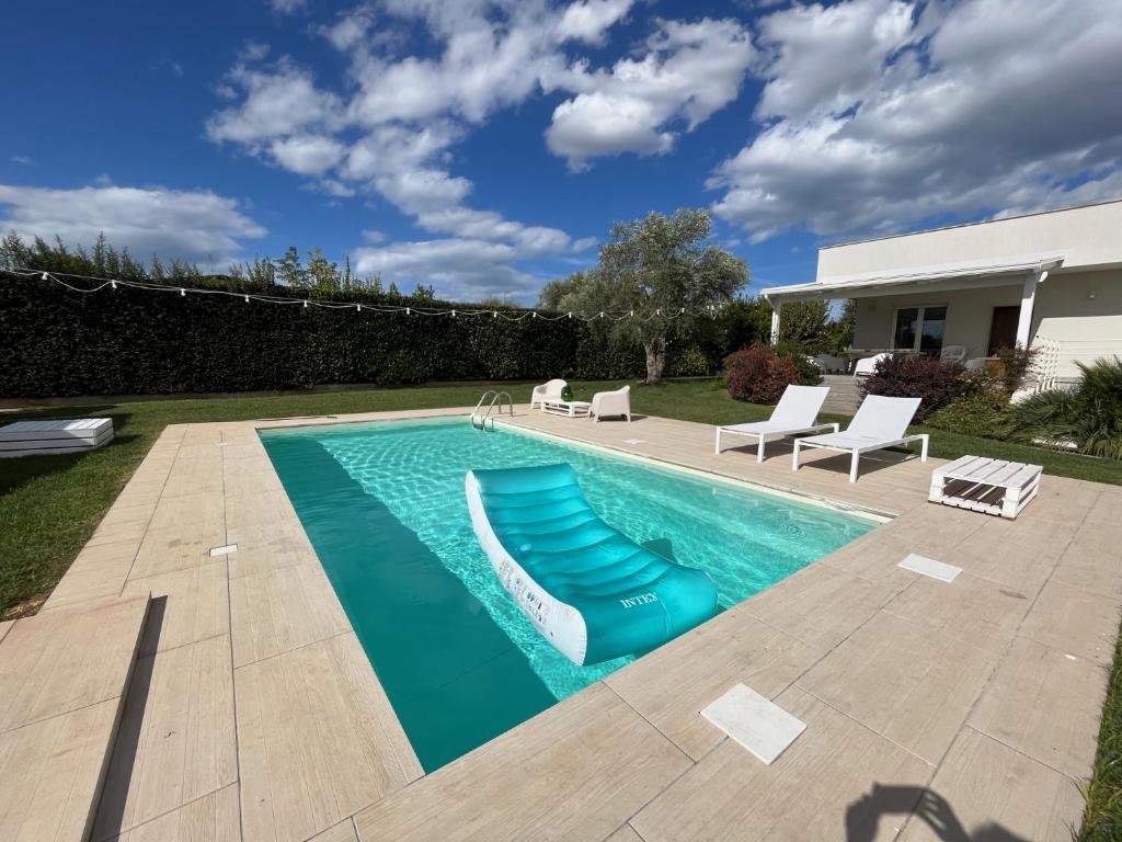 een zwembad met een glijbaan in een tuin bij Villa Maderna in Rutigliano