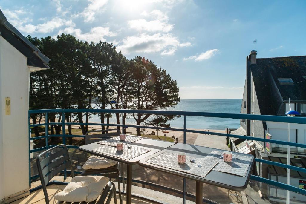 d'un balcon avec une table et des chaises donnant sur l'océan. dans l'établissement Penn Odet - vue mer, à Bénodet