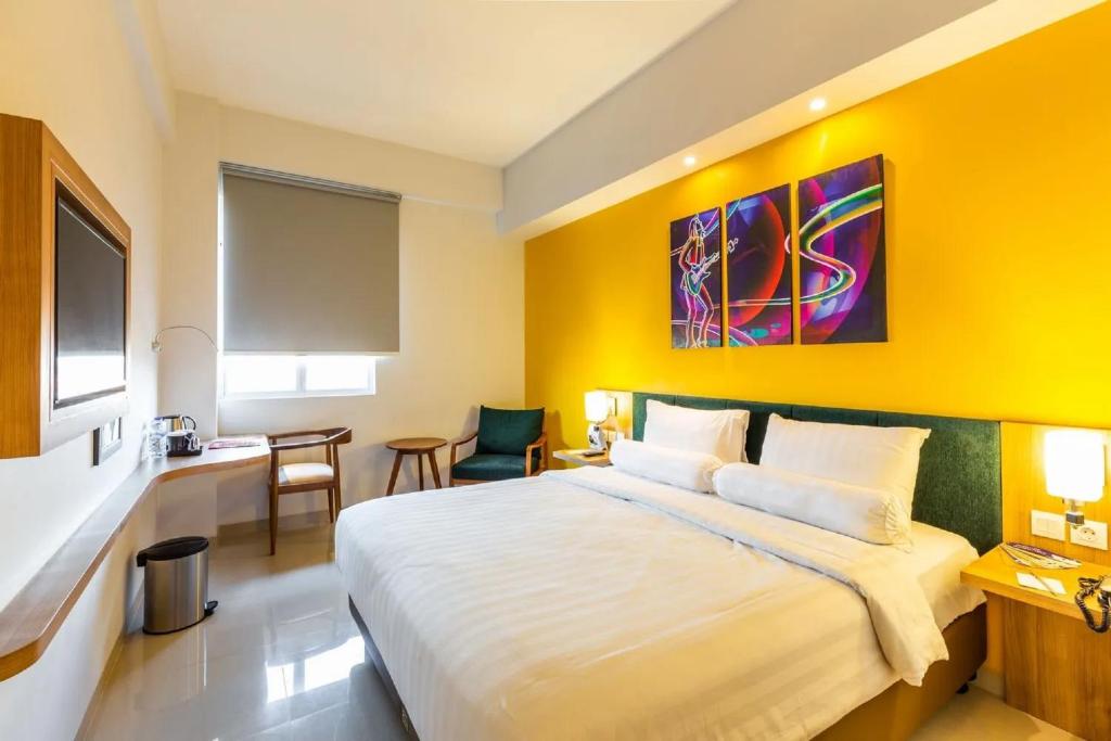 Postel nebo postele na pokoji v ubytování Great Diponegoro Hotel Surabaya