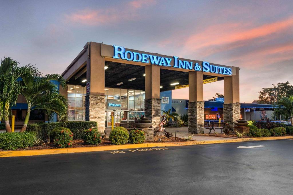 Una posada de rodeos y suites firman frente a un edificio en Rodeway Inn & Suites Fort Lauderdale Airport & Cruise Port en Fort Lauderdale