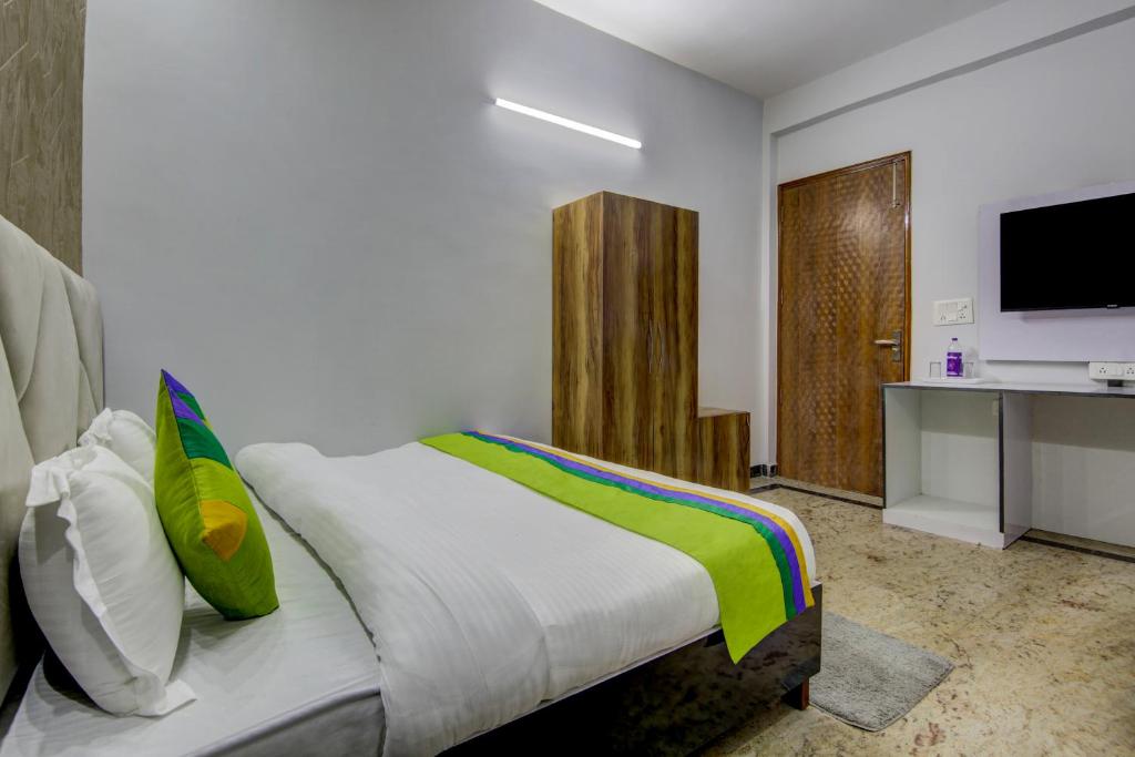 Postel nebo postele na pokoji v ubytování Treebo Sai Village, Manesar