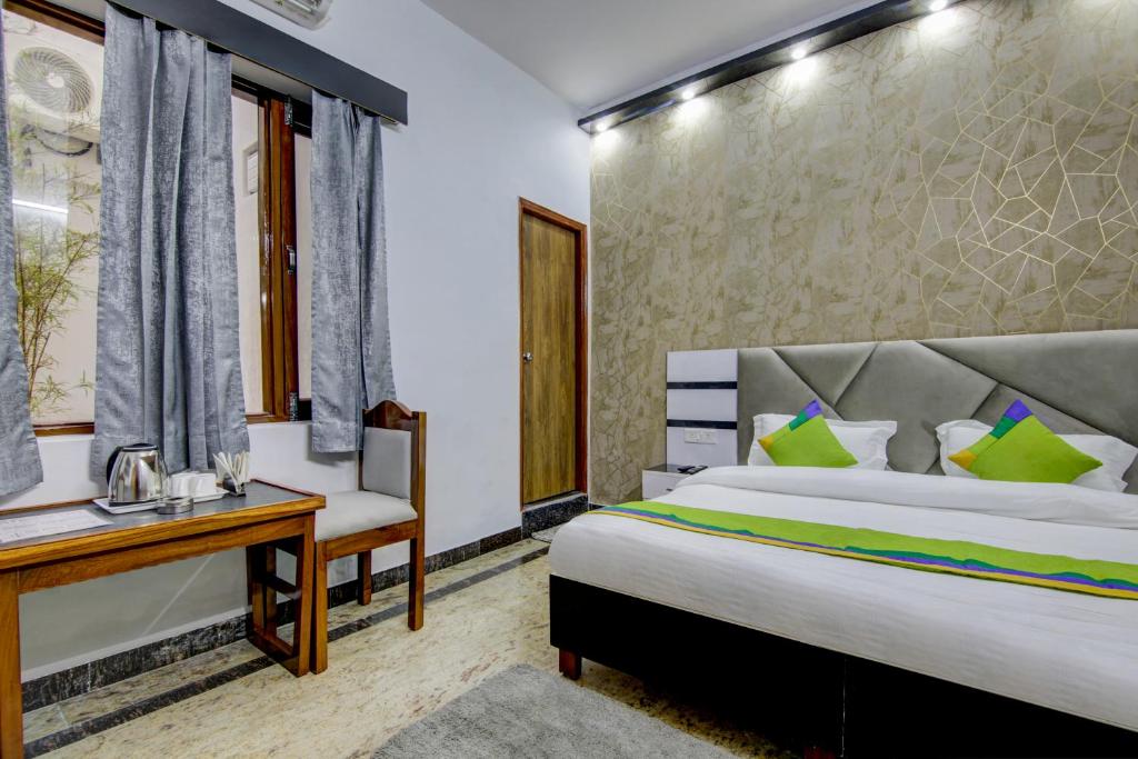 Postel nebo postele na pokoji v ubytování Treebo Sai Village, Manesar
