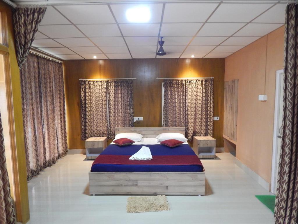 The Andaman Sunset View Resort في ميناء بلير: غرفة نوم بسرير كبير في غرفة