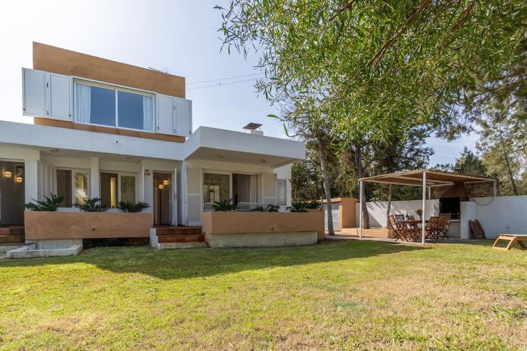 una casa con un grande cortile di fronte di Villa can torrent a San Jose de sa Talaia