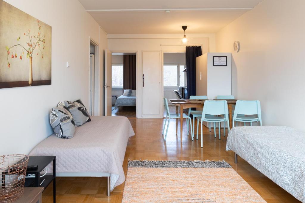 トゥルクにあるTwo-Room Aura River Apartment host by B&B Tuureのベッド2台とテーブルと椅子のある部屋