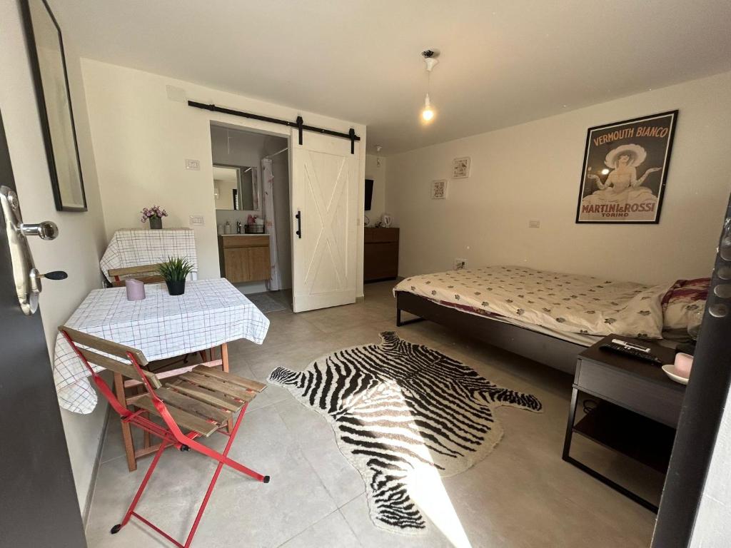Habitación con cama y alfombra de cebra. en יחידה מושלמת ברמת ישי לזוג או יחיד, en Ramat Yishay