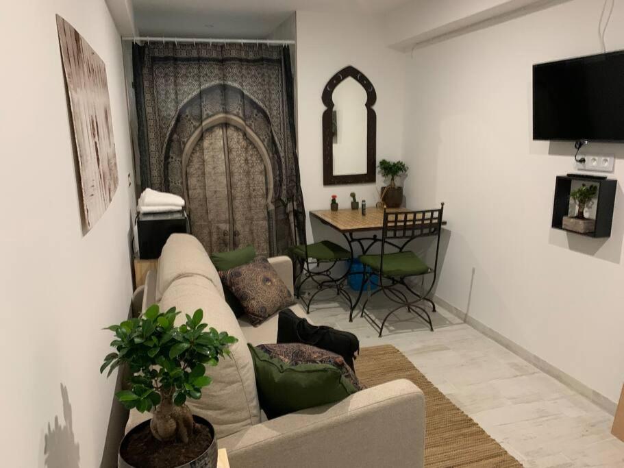 un salon avec un canapé et une table dans l'établissement Suite 21 - Clim - front de mer, à Canet