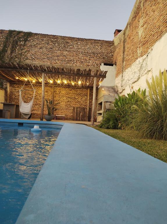 una piscina en el patio trasero de una casa en El Bicho Negro Hostel en Concordia