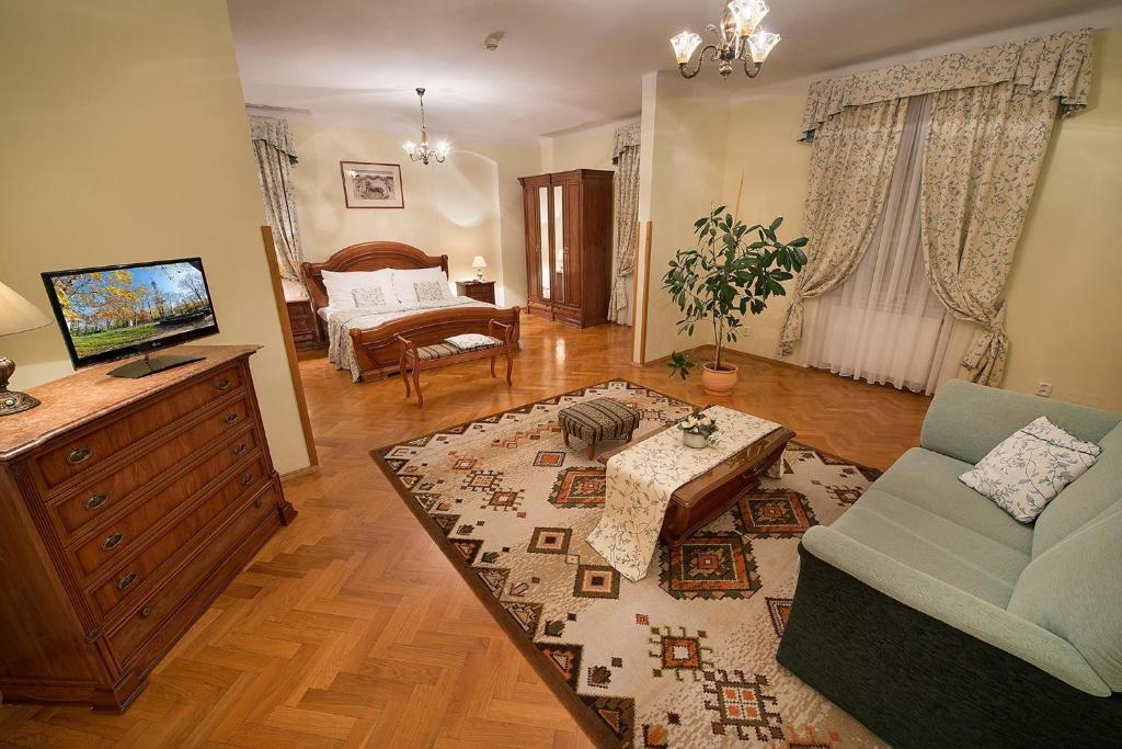 Telewizja i/lub zestaw kina domowego w obiekcie Boutique Hotel Constans
