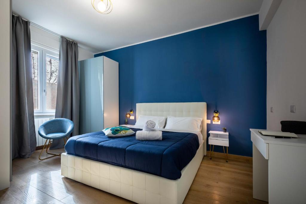 - une chambre bleue dotée d'un lit avec un mur bleu dans l'établissement Affori House, à Milan