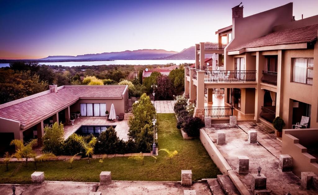 una vista aérea de una casa con patio en Château La Mer Exclusive Guesthouse & Spa, en Hartbeespoort
