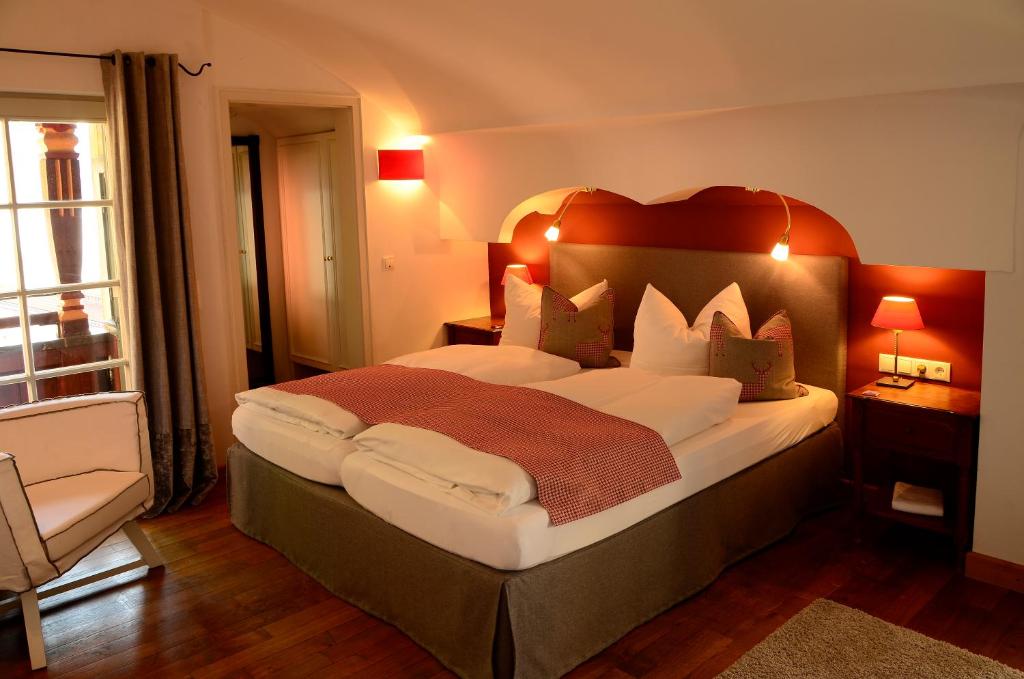 Postel nebo postele na pokoji v ubytování Seehotel Luitpold