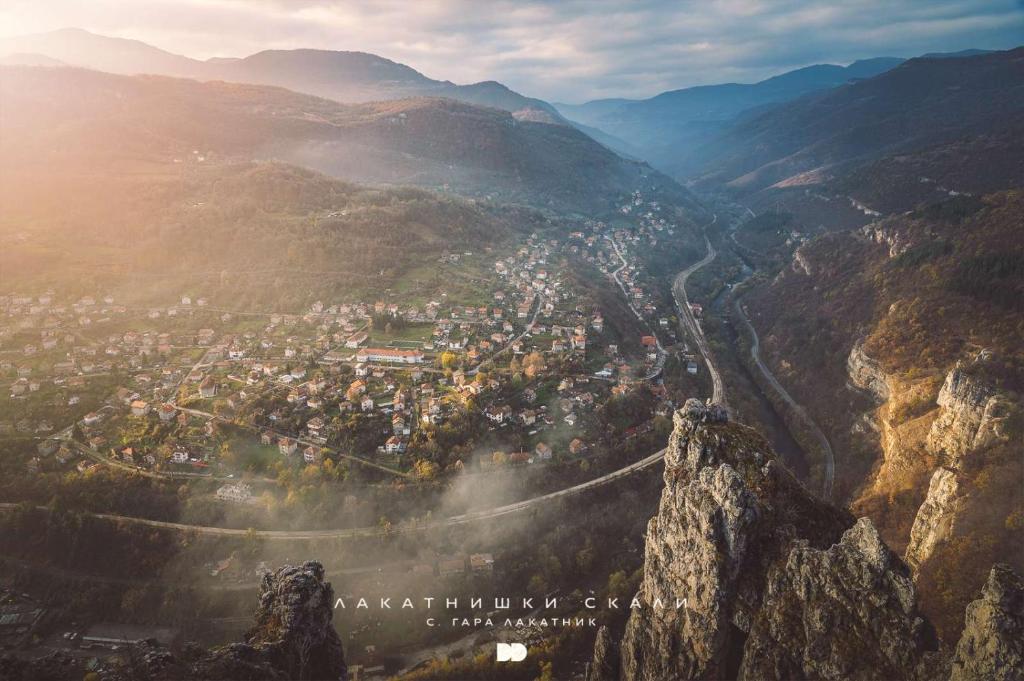 an aerial view of a city in the mountains at Къща за гости Марчела и Ресторант Мъри 