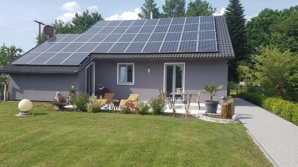 uma casa com painéis solares no telhado em Ferienhaus Am Alten Kirchsteig em Helmbrechts