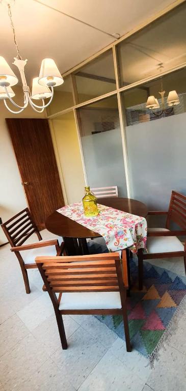 een eetkamer met een tafel en een bank bij Excelente apartamento en Plaza Independencia. in Montevideo
