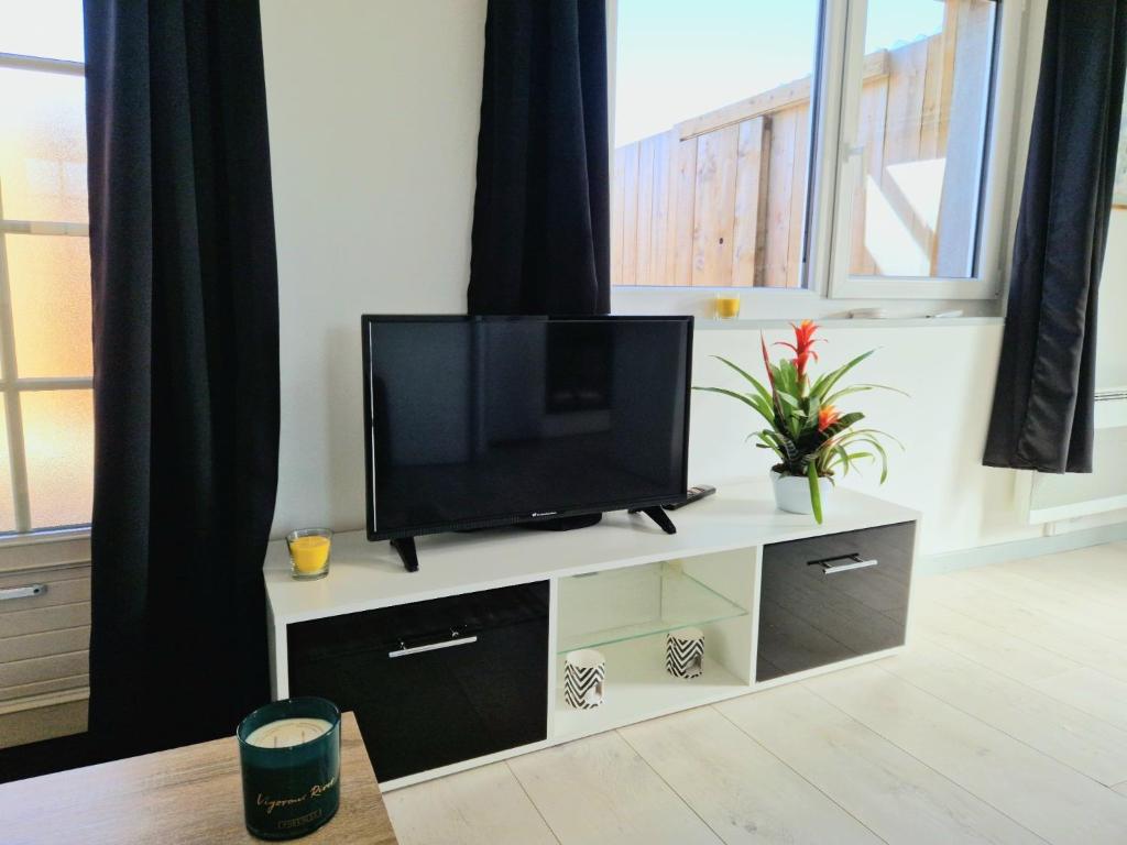 Televízia a/alebo spoločenská miestnosť v ubytovaní Havre de Paix - Maisonnette Charmante avec Extérieur Privé