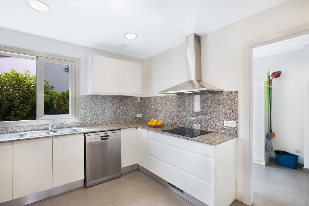 A kitchen or kitchenette at Villa Toya