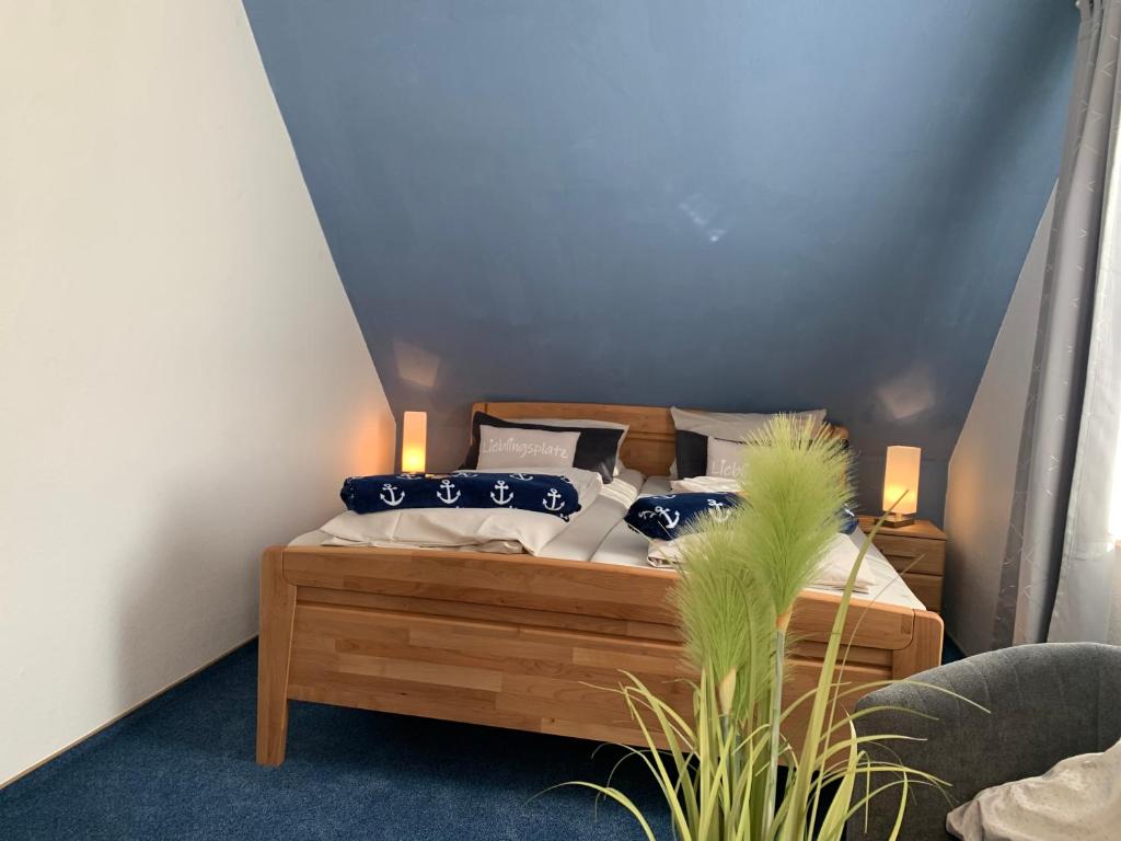 Postel nebo postele na pokoji v ubytování Hotel Meerblick garni