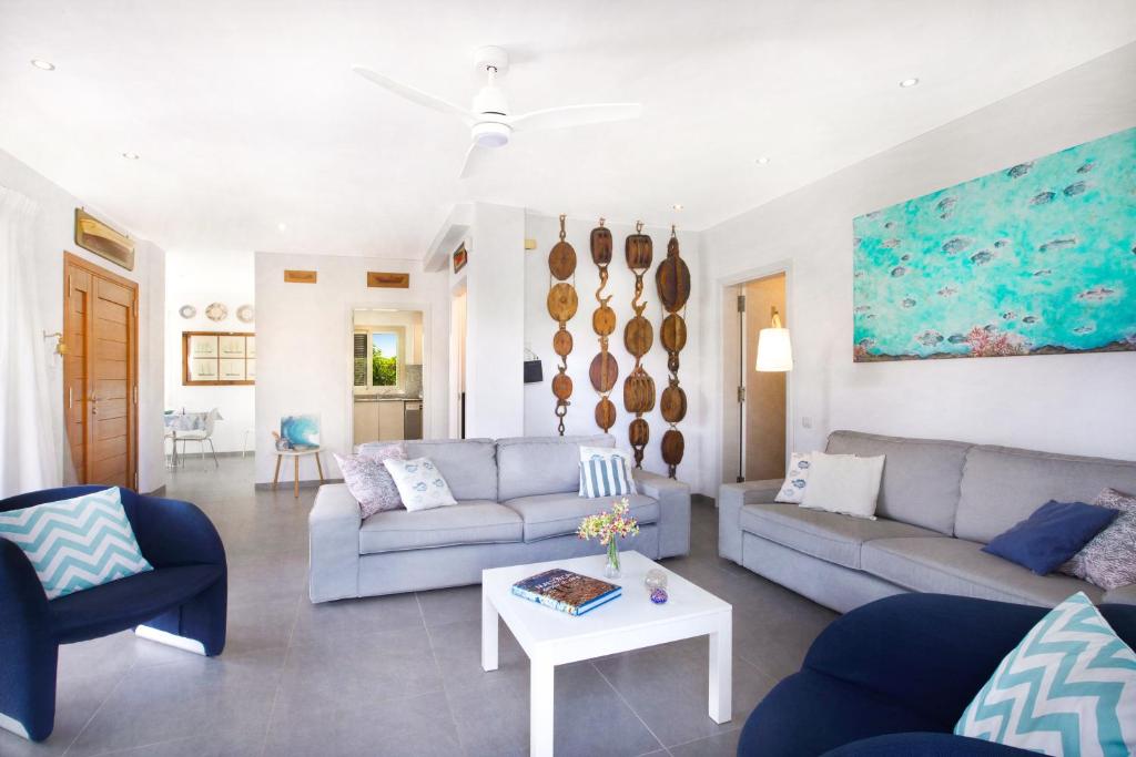 A seating area at Villa Toya