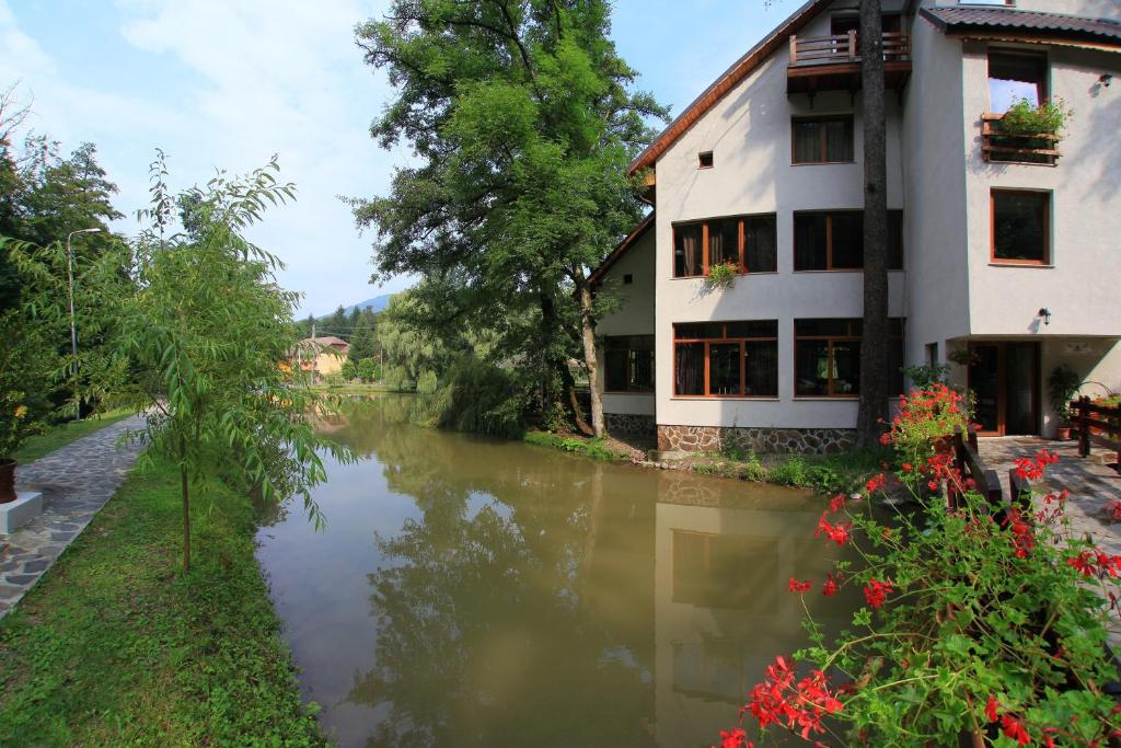 Výhled na řeku, která protéká v blízkosti penzionu