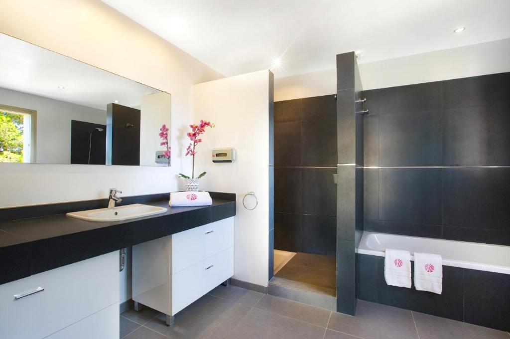 A bathroom at Villa Toya