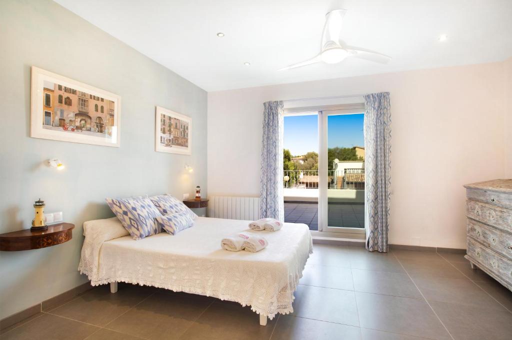 A bed or beds in a room at Villa Toya