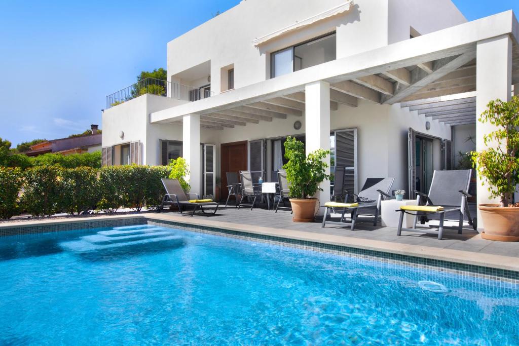 The swimming pool at or close to Villa Toya
