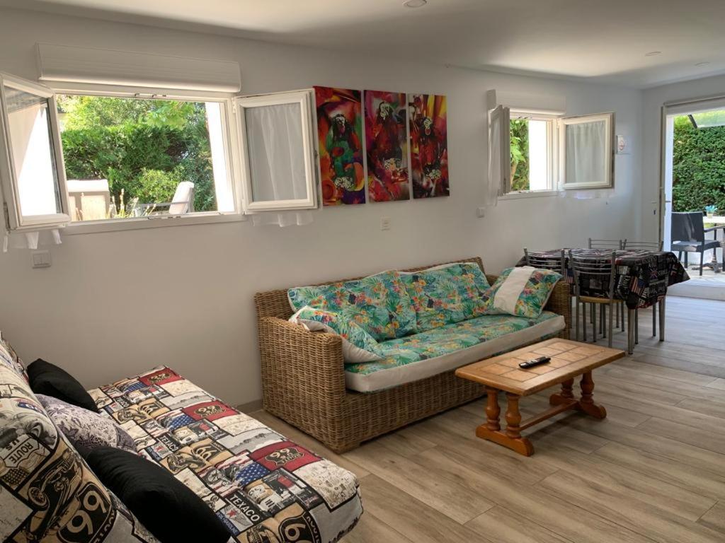 ein Wohnzimmer mit einem Sofa und einem Tisch in der Unterkunft HENDAYE PLAGE (850m) APPARTEMENT 1-4 PERSONNES in Hendaye