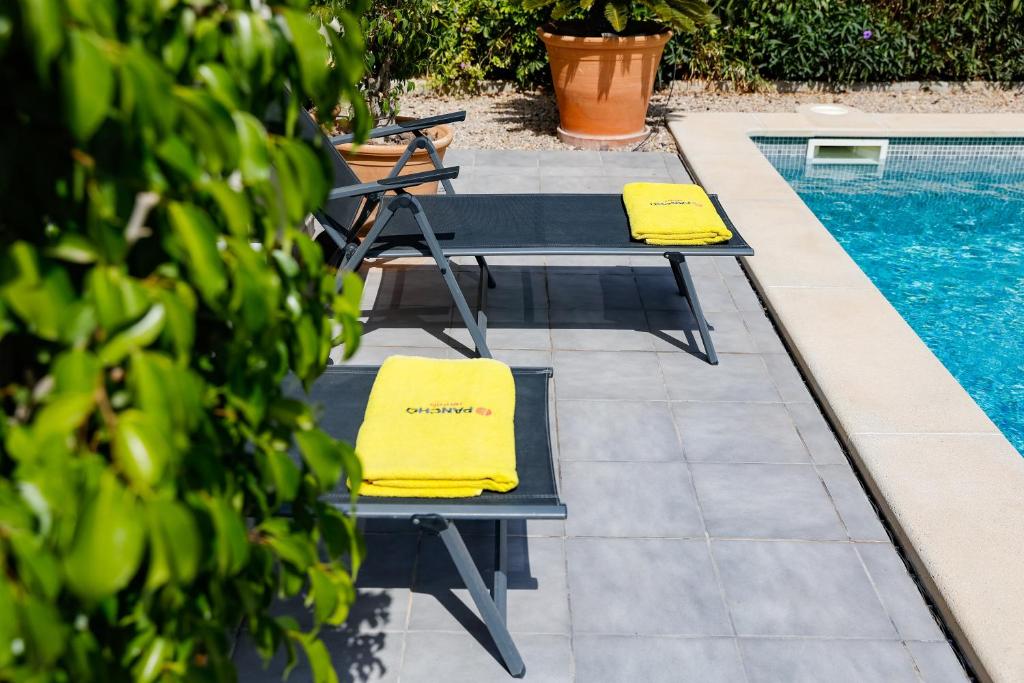 The swimming pool at or close to Villa Toya