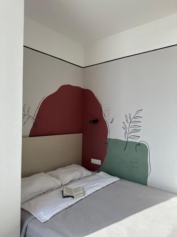 um quarto com uma cama com um quadro na parede em Квартира художника в ЖК Толе Би em Astana