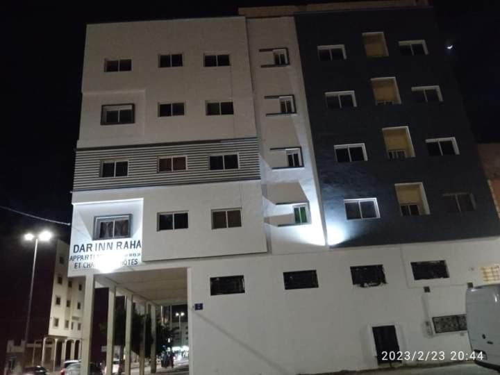un edificio alto con un cartel en el costado en Dar Inn Raha 1, en Laayoune