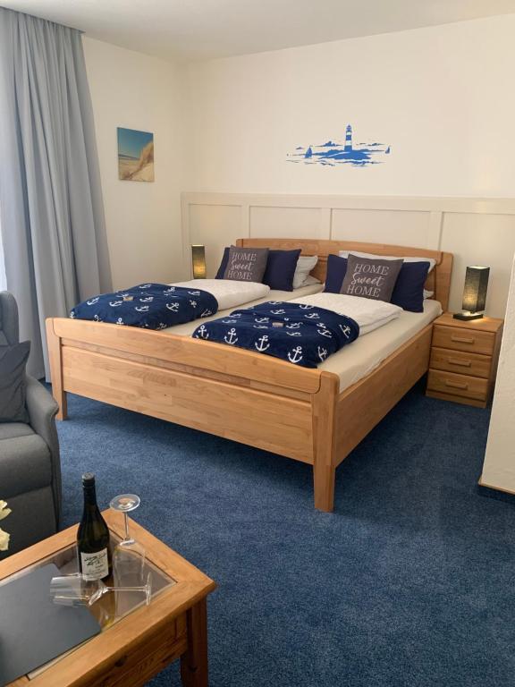 Postel nebo postele na pokoji v ubytování Hotel Meerblick garni