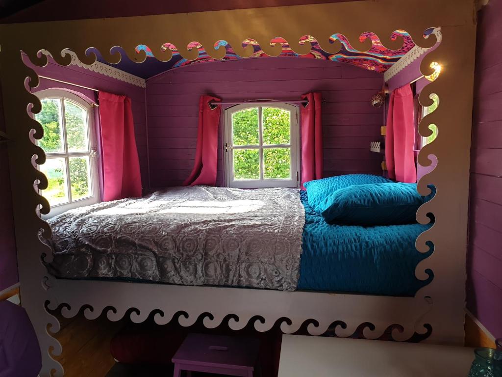 Cama o camas de una habitación en La Roulotte de la Maison du Bonheur