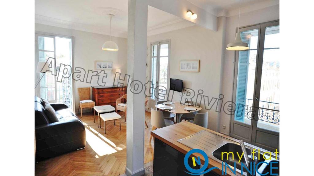 sala de estar con sofá y mesa en ApartHotel Riviera - Nice Côte d'Azur - Grimaldi AC - Promenade des Anglais, en Niza