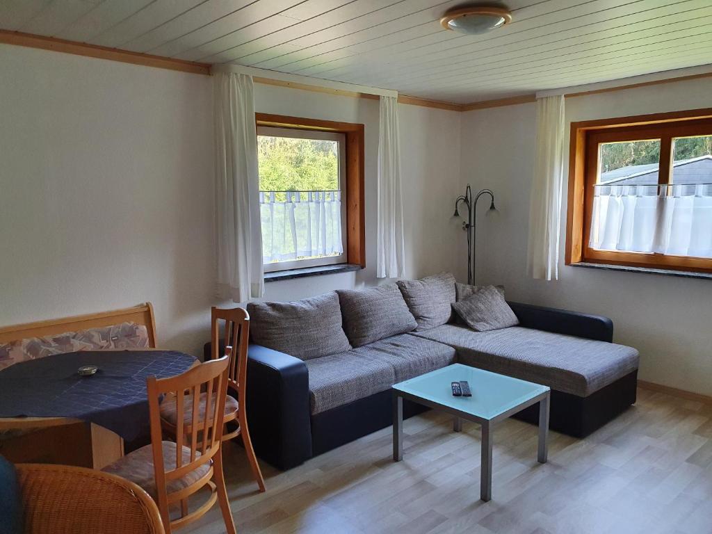 Ferienhäuser & Bungalows - Naturcamp Meyersgrund im Thüringer Wald - Huis Met één Slaapkamer
