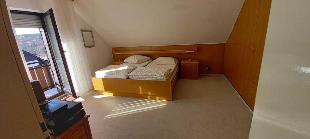 ein Schlafzimmer mit einem Bett und einem großen Fenster in der Unterkunft Komfortable und gemütliche Ferienwohnung- direkt im Zentrum in Winterberg