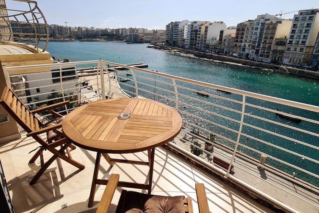 En balkon eller terrasse på Seaview 2 Bedroom Ap. in Spinola