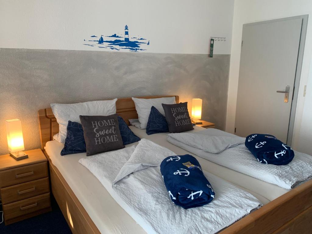 Postel nebo postele na pokoji v ubytování Hotel Meerblick garni