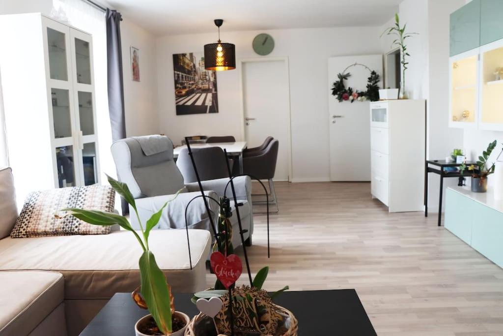 uma sala de estar com um sofá e uma mesa em gemütliche & ruhige Unterkunft em Erftstadt
