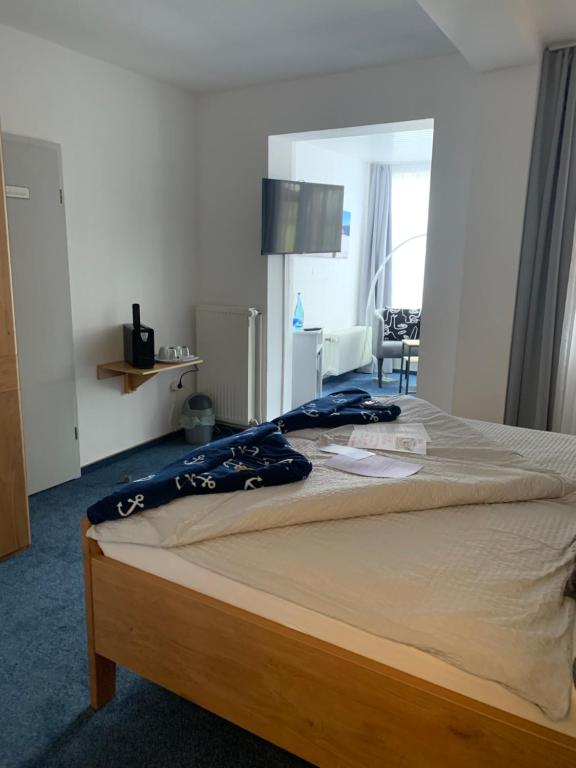 Postel nebo postele na pokoji v ubytování Hotel Meerblick garni