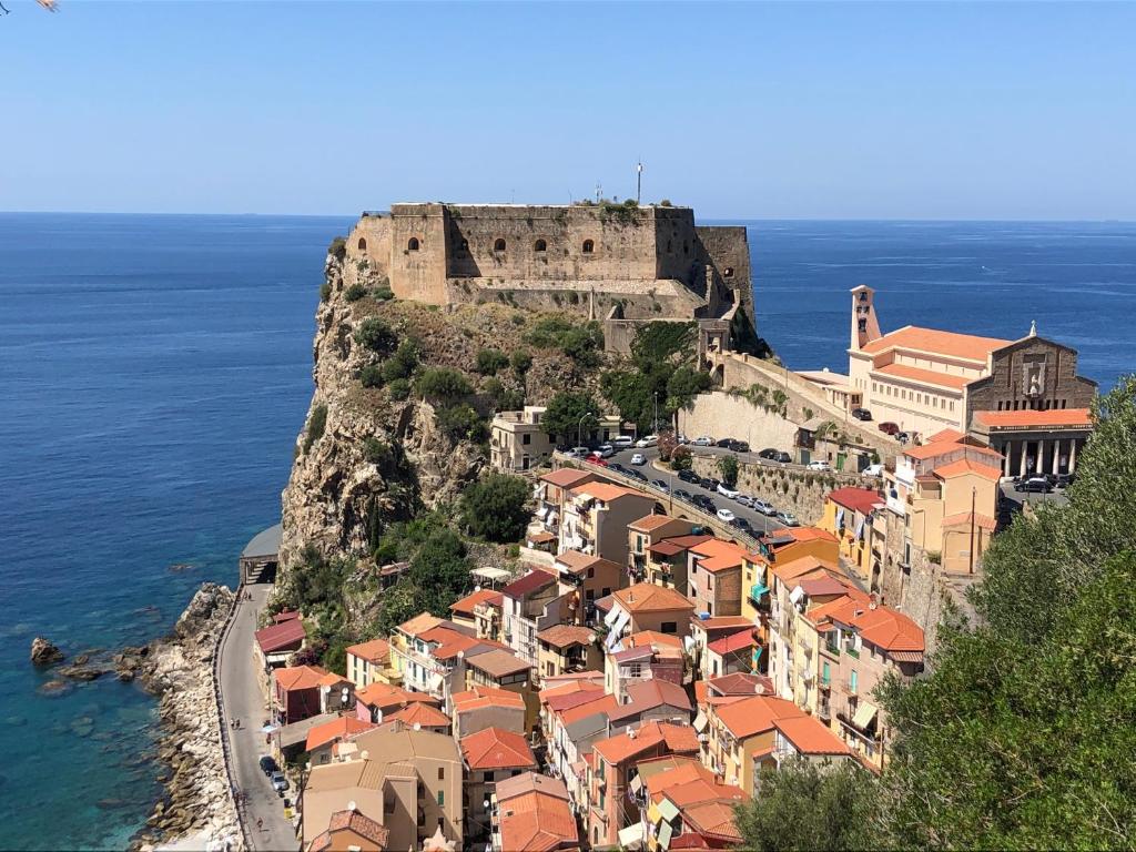 a town on a hill next to the ocean at Kasakarin in Scilla