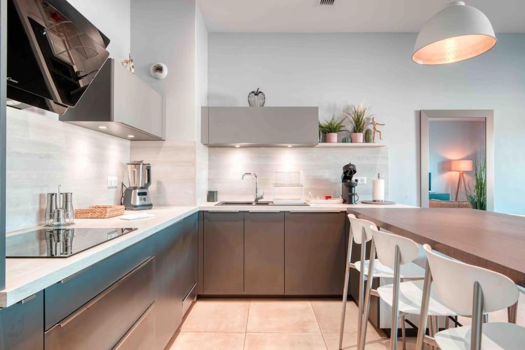 Kuchyňa alebo kuchynka v ubytovaní Luxury Apartment Joliette