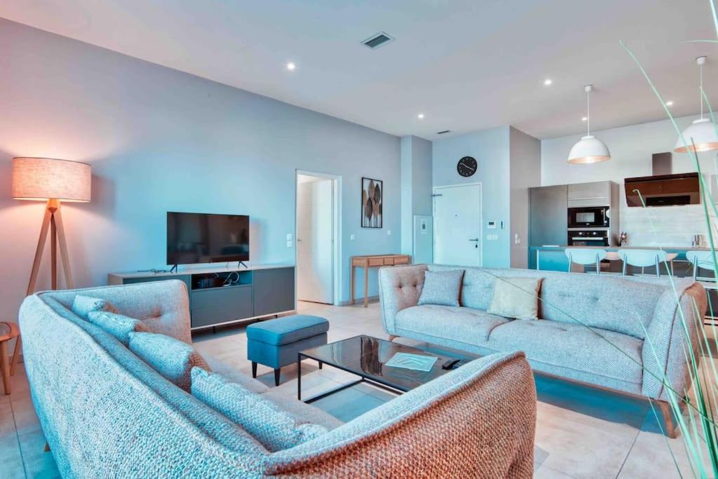 Televízia a/alebo spoločenská miestnosť v ubytovaní Luxury Apartment Joliette